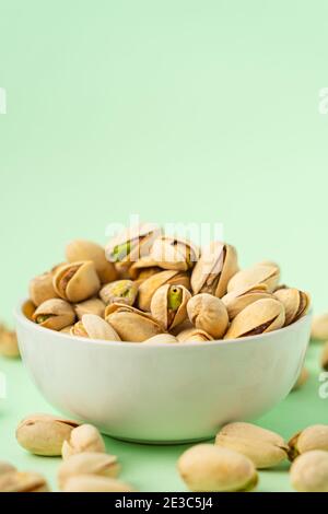 Geröstete Pistazien in einer Schüssel. Nüsse veganes Protein Stockfoto