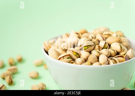 Geröstete Pistazien in einer Schüssel. Nüsse veganes Protein Stockfoto