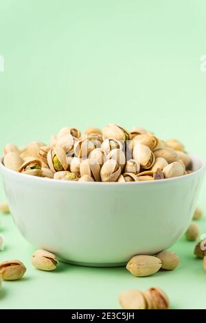 Geröstete Pistazien in einer Schüssel. Nüsse veganes Protein Stockfoto