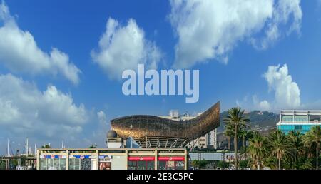 Goldener Fisch Skulptur Architekt entworfen El Peix, Gran Casino Barcelona Seite Eingang Ansicht Stockfoto