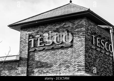 OAKHAM, RUTLAND, ENGLAND – Dezember 31 2020: Tesco Supermarkt Schild Stockfoto