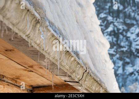 Gefrorenes Dach unter Schnee im Winterwetter Stockfoto