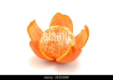 Geschälte Mandarine (Clementine). Auf weißem Hintergrund getrennt. Stockfoto