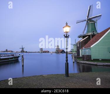 Abend in Zaanse Schans Zaandam, Niederlande. Januar 17 2021 Stockfoto