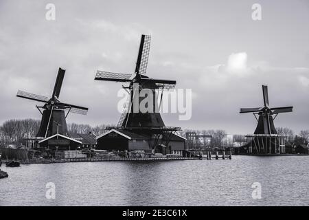 Abend in Zaanse Schans Zaandam, Niederlande. Januar 17 2021 Stockfoto