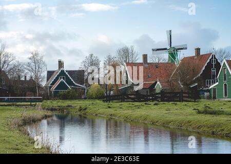 Abend in Zaanse Schans Zaandam, Niederlande. Januar 17 2021 Stockfoto