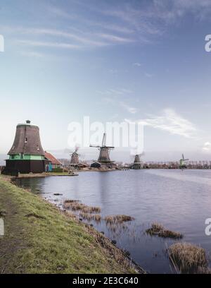 Abend in Zaanse Schans Zaandam, Niederlande. Januar 17 2021 Stockfoto