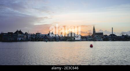 Abend in Zaanse Schans Zaandam, Niederlande. Januar 17 2021 Stockfoto