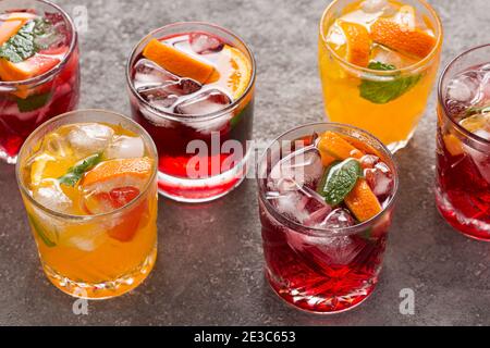 Sommerliche Fruchtgetränke und Eiswasser, Blick von oben Stockfoto