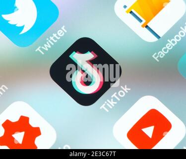 TikTok App-Symbol auf dem Apple iPhone-Bildschirm. TikTok ist ein Video-Sharing Social-Networking-Service im Besitz der chinesischen Firma Bytedance. Stockfoto