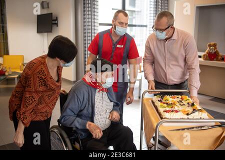 FOKUSDECKUNG AN BELGA ERBETEN das Bild zeigt Jos Hermans während des zweiten Teils der Impfung, während die Bewohner das zweite Sh erhalten Stockfoto