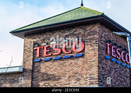 OAKHAM, RUTLAND, ENGLAND – Dezember 31 2020: Tesco Supermarkt Schild Stockfoto