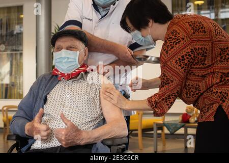 FOKUSDECKUNG AN BELGA ERBETEN das Bild zeigt Jos Hermans während des zweiten Teils der Impfung, während die Bewohner das zweite Sh erhalten Stockfoto