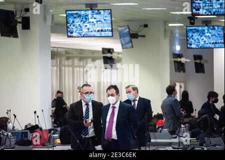 Lamezia Terme, Kalabrien, Italien. Januar 2021. Die Menschen im Bunkerraum gesehen."Rinascita Scott", einer der größten Mafiabriebe Italiens, startete am 13. Januar im Bunkerraum in Lamezia Terme, angeführt von der Anti-Mafia-Staatsanwältin Nicola Gratteri. Mehr als 350 mutmaßliche Mitglieder der Mafia und fast 400 Anwälte werden an einem Prozess teilnehmen, der gegen das organisierte Verbrechen vorgeht.Quelle: Valeria Ferraro/SOPA Images/ZUMA Wire/Alamy Live News Stockfoto