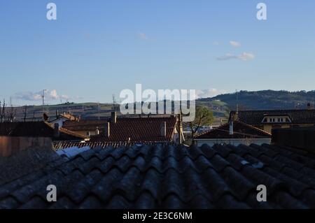 Der Panoramablick auf Häuser und Hügel von einem Dach eines ländlichen Gebäudes in einem italienischen Dorf (Marken, Italien, Europa) Stockfoto