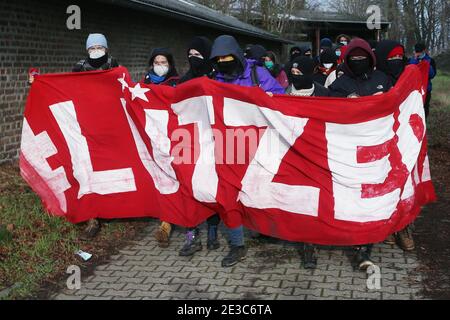 Erkelenz, Deutschland. Januar 2021. AktivistInnen stehen auf einem Weg mit einem Banner mit der Aufschrift "Lützer". Gegner der Braunkohle protestieren in Lützerath bei Erkelenz gegen den Abriss ehemaliger Wohngebäude. Am Morgen habe es bereits Sitzblockaden gegeben, sagte eine Polizeisprecherin. Lützerath ist eines der Dörfer, das Platz machen soll für die Braunkohlebergwerk Garzweiler II von RWE Power. Kredit: David Young/dpa/Alamy Live Nachrichten Stockfoto