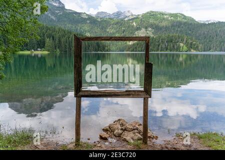 Kristallklares Wasser des Schwarzen Sees im Durmitor Nationalpark, Montenegro Stockfoto