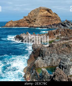 Madeira Portugal. Touristen, die die Lava-Pools in dem Küstenort Porto Moniz Stockfoto