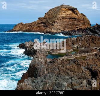 Madeira Portugal. Touristen, die die Lava-Pools in dem Küstenort Porto Moniz Stockfoto