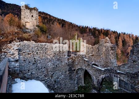 Mittelalterliche Überreste der Burg Castellalto. Telve, Valsugana, Provinz Trient, Trentino-Südtirol, Italien, Europa. Stockfoto