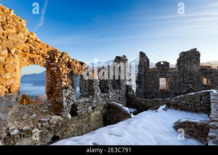 Mittelalterliche Überreste der Burg Castellalto. Telve, Valsugana, Provinz Trient, Trentino-Südtirol, Italien, Europa. Stockfoto