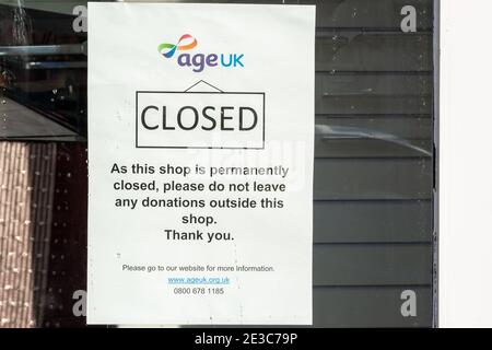 OAKHAM, RUTLAND, ENGLAND – Dezember 31 2020: AGE UK Charity-Shop in Oakham, inmitten der Coronavirus-Pandemie, dauerhaft geschlossen Stockfoto