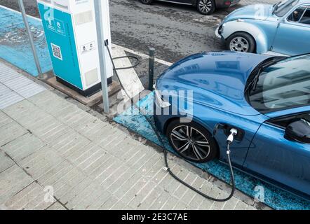 Elektrisches Volvo Auto an der Ladestelle in der Straße in Spanien. Stockfoto