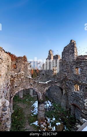 Mittelalterliche Überreste der Burg Castellalto. Telve, Valsugana, Provinz Trient, Trentino-Südtirol, Italien, Europa. Stockfoto