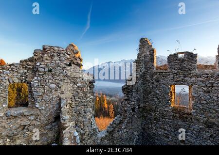 Mittelalterliche Überreste der Burg Castellalto. Telve, Valsugana, Provinz Trient, Trentino-Südtirol, Italien, Europa. Stockfoto