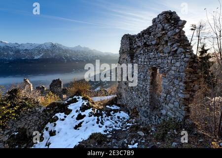 Mittelalterliche Überreste der Burg Castellalto. Telve, Valsugana, Provinz Trient, Trentino-Südtirol, Italien, Europa. Stockfoto