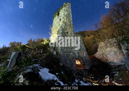 Gespenstische Ruinen der Burg Castellalto. Telve, Valsugana, Provinz Trient, Trentino-Südtirol, Italien, Europa. Stockfoto