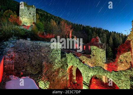 Gespenstische Ruinen der Burg Castellalto. Telve, Valsugana, Provinz Trient, Trentino-Südtirol, Italien, Europa. Stockfoto