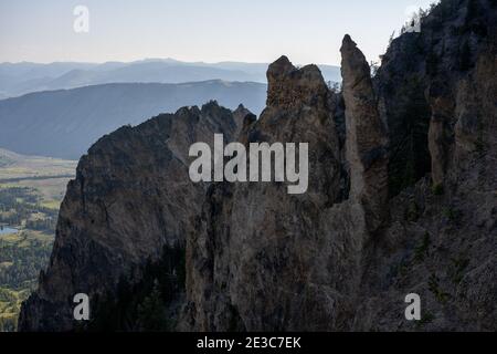 Hoodoos auf dem Bunson Peak Trail mit Blick auf Yellowstone National Parken Stockfoto