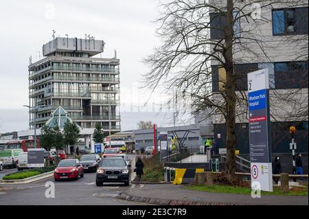 Slough, Berkshire, Großbritannien. Januar 2021. Ein geschäftiges Morgen im Wexham Park Hospital. Berichte in den sozialen Medien sagen, dass Wexham Park jetzt Patienten nach Poole in Dorset verlegen muss, da das Krankenhaus so beschäftigt ist. Positive Covid-19 Fälle in Slough bleiben die 7. Höchste im Land, aber die Rate pro 100,000 Menschen in den sieben Tagen bis zum 13. Januar 2021 ist jetzt bei 1,014.5, weniger als 1068.6. Quelle: Maureen McLean/Alamy Live News Stockfoto