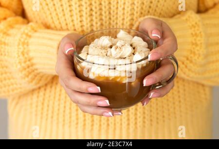 Weibliche Hände halten Glas Tasse heiße Schokolade oder Kaffee Mit Marshmallow Nahaufnahme Stockfoto