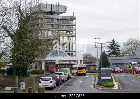 Slough, Berkshire, Großbritannien. Januar 2021. Ein geschäftiges Morgen im Wexham Park Hospital. Berichte in den sozialen Medien sagen, dass Wexham Park jetzt Patienten nach Poole in Dorset verlegen muss, da das Krankenhaus so beschäftigt ist. Positive Covid-19 Fälle in Slough bleiben die 7. Höchste im Land, aber die Rate pro 100,000 Menschen in den sieben Tagen bis zum 13. Januar 2021 ist jetzt bei 1,014.5, weniger als 1068.6. Quelle: Maureen McLean/Alamy Live News Stockfoto