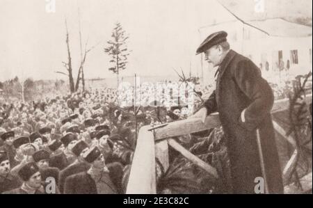 Der Vorsitzende des Präsidiums des Obersten Sowjets der UdSSR Michail Iwanowitsch Kalinin hält 1942 eine Rede vor den Soldaten des 2. Gardekorps. Stockfoto