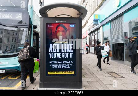 Brighton UK 18. Januar 2021 - EIN paar Käufer sind über in Brighton heute während der Coronavirus COVID-19 Sperrbeschränkungen in England . Der dritte Montag im Januar ist als Blue Monday bekannt, weil es offenbar der deprimierendste Tag des Jahres ist : Credit Simon Dack / Alamy Live News Stockfoto