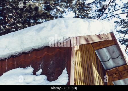 Gefrorenes Dach unter Schnee im Winterwetter Stockfoto