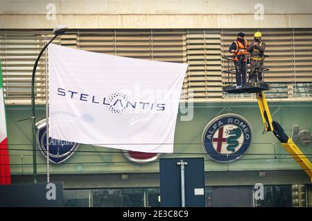Das Stellantis-Logo und neue Flaggen werden bei Mirafiori installiert. Stellantis entstand aus der Fusion von FCA und PSA Stockfoto