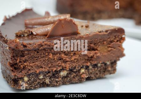 Digestive Biscuit Basis mit Schokolade Käsekuchen und Taschen von gesalzener Karamell-Sauce, gekrönt mit Schokolade Ganache, Milchschokolade Locken und Gold sh Stockfoto