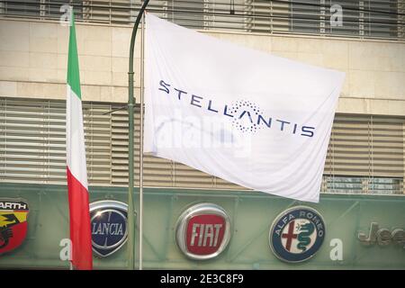Das Stellantis-Logo und neue Flaggen werden bei Mirafiori installiert. Stellantis entstand aus der Fusion von FCA und PSA Stockfoto