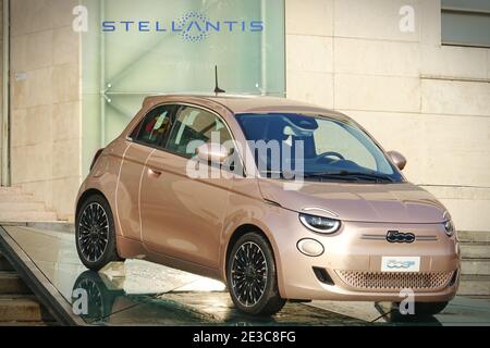 Das Stellantis-Logo und neue Flaggen werden bei Mirafiori installiert. Stellantis entstand aus der Fusion von FCA und PSA Stockfoto