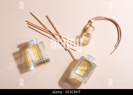 Lufterfrischer-Sticks isoliert auf beigem Hintergrund mit Schatten Stockfoto
