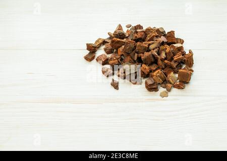 Bester Boden für Orchideen, Schnitt Kiefernrinde, vorbereitete Rinde auf hölzernen Hintergrund Stockfoto