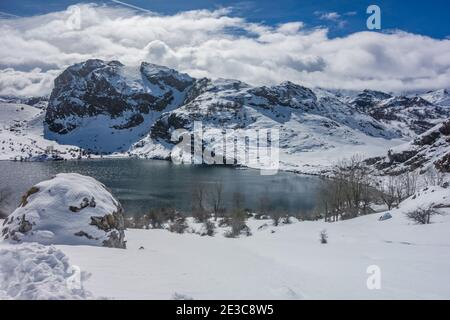 Lagos de Covadonga, Nationalpark Picos de Europa, berühmte Radtour in der Vuelta a España, in Asturien, Spanien Stockfoto