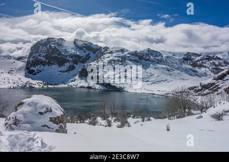 Lagos de Covadonga, Nationalpark Picos de Europa, berühmte Radtour in der Vuelta a España, in Asturien, Spanien Stockfoto