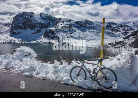 Lagos de Covadonga, Nationalpark Picos de Europa, berühmte Radtour in der Vuelta a España, in Asturien, Spanien Stockfoto