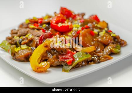 Gekochtes mariniertes Rindfleisch Scheiben mit einer herzhaften schwarzen Rindfleisch-Sauce, Paprika und Zwiebeln, chinesisches Essen Stockfoto