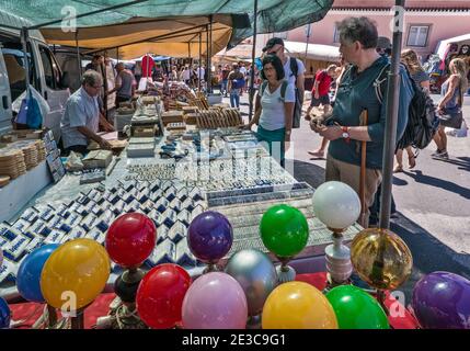 BRIC-A-brac Stand am Mercado de Santa Clara (Feira da Ladra, Thieves Market), Flohmarkt am Campo de Santa Clara Platz in Lissabon, Portugal Stockfoto